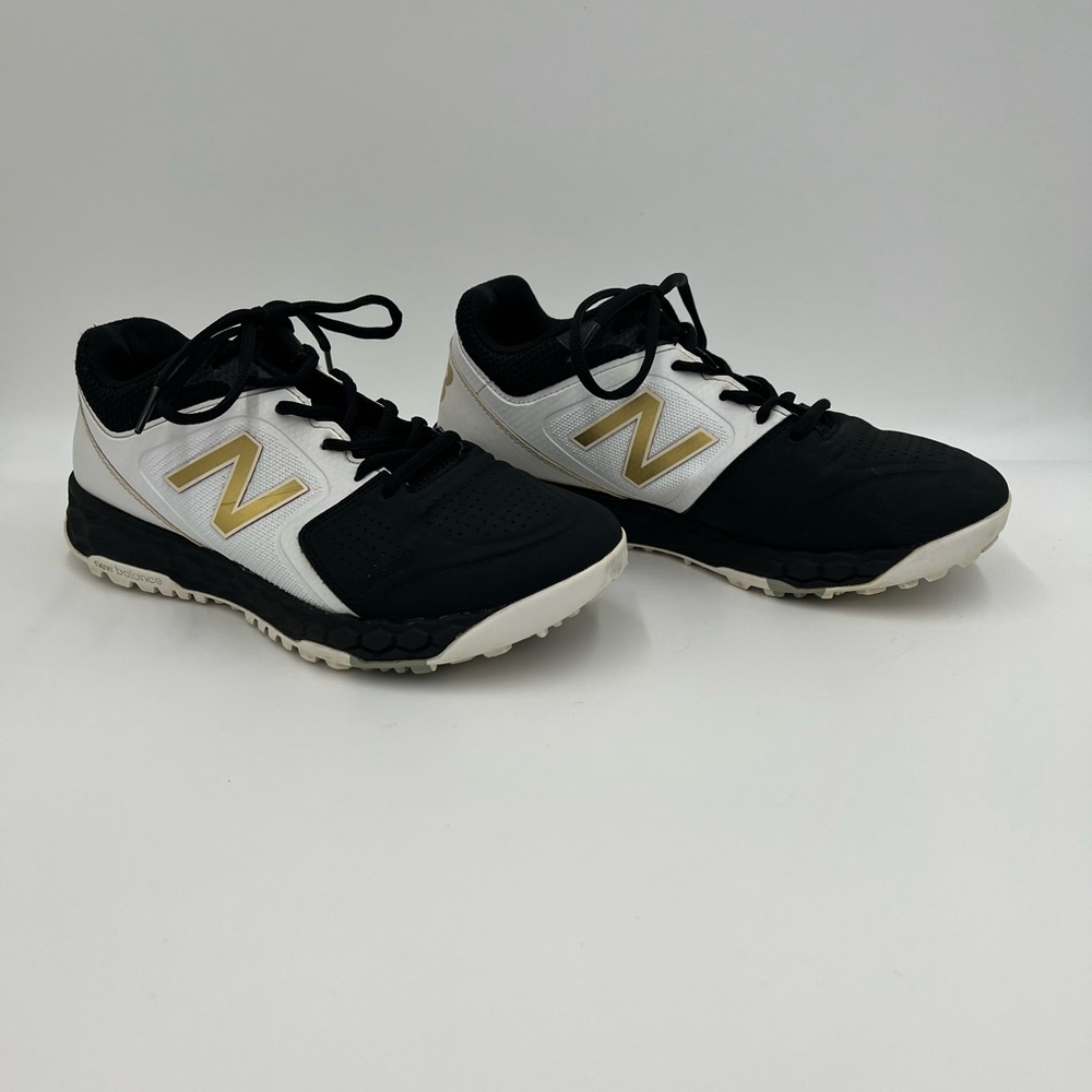 SOLD -New Balance women’s Black & White Fastball Pitch cleats size 8